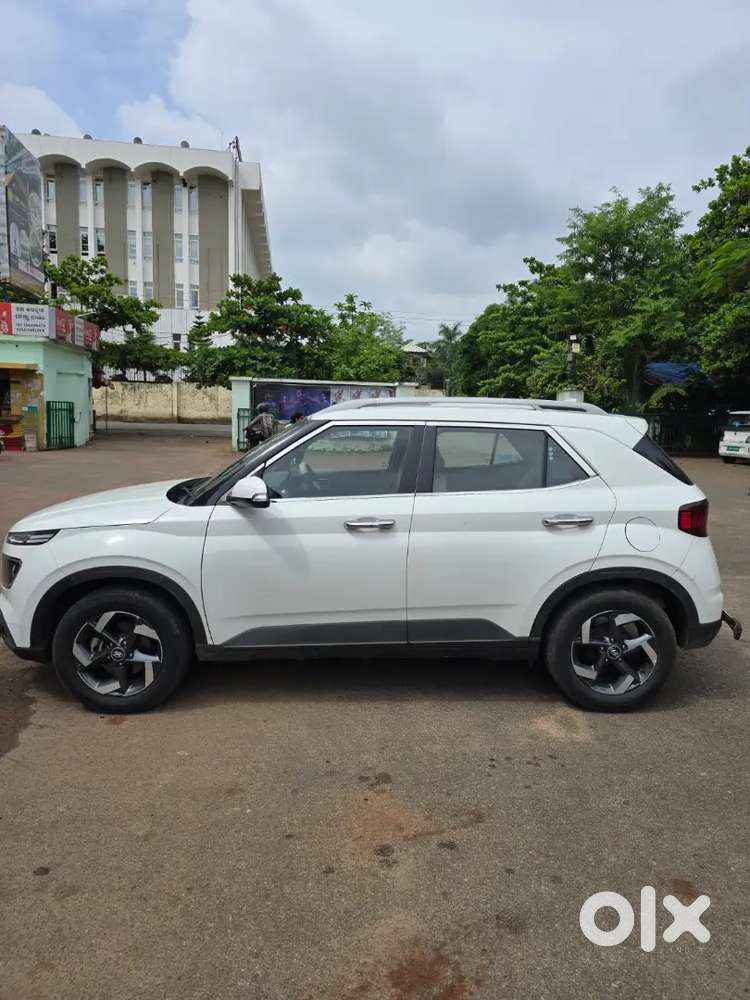 Hyundai Venue 2019 (white) Petrol Well Maintained And Condition