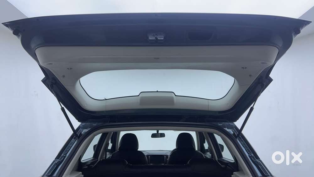 Mahindra Xuv300 1.2 W6 Amt Petrol, 2023, Petrol