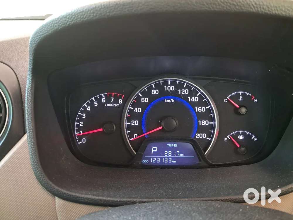 Hyundai Grand I10 Black Well Maintained Car For Sale (petrol + Cng)