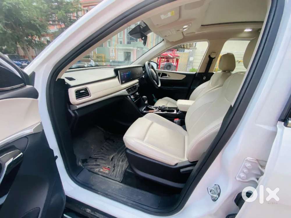 Mahindra Xuv700 Ax7 Luxury Pack Awd, 2025, Petrol