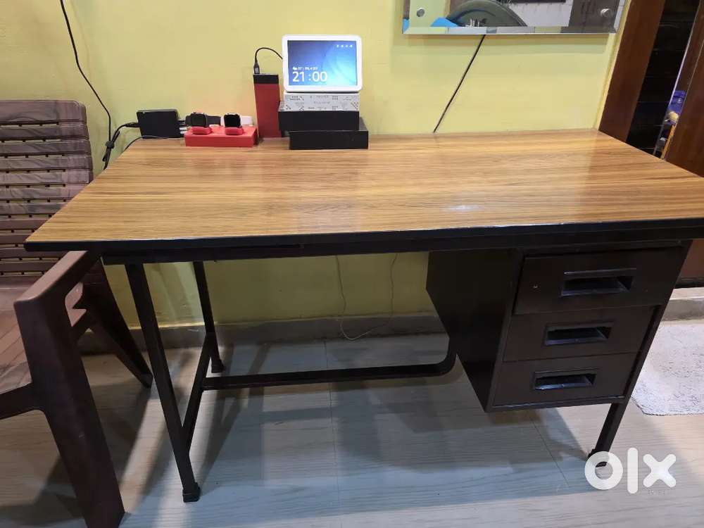 Godrej Office Desk (Metal and Wood)