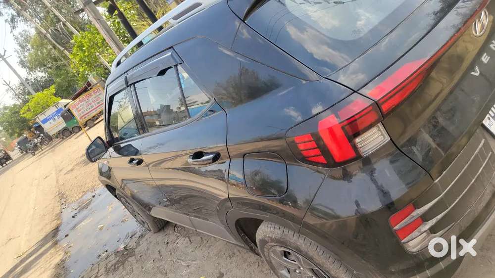 Hyundai Venue 2025 Petrol 7500 Km Driven