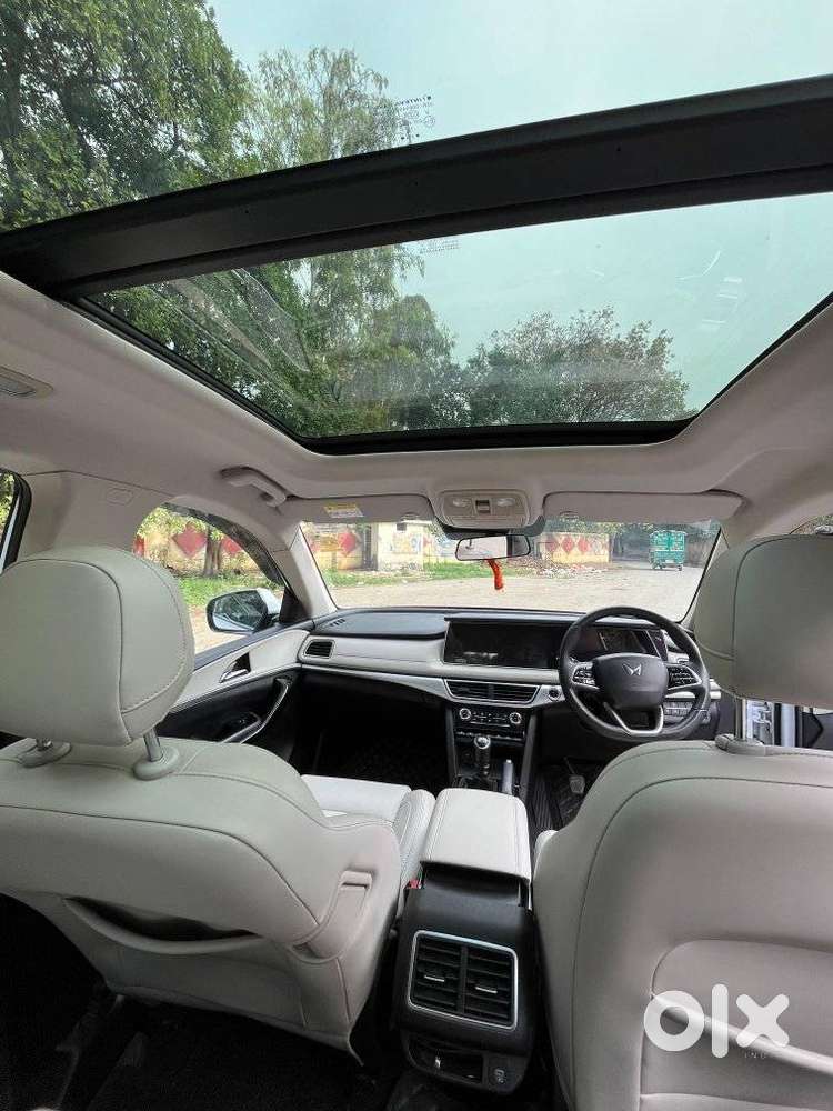 Mahindra Xuv700 2.0 Ax 7 Petrol Mt Str, 2022, Petrol