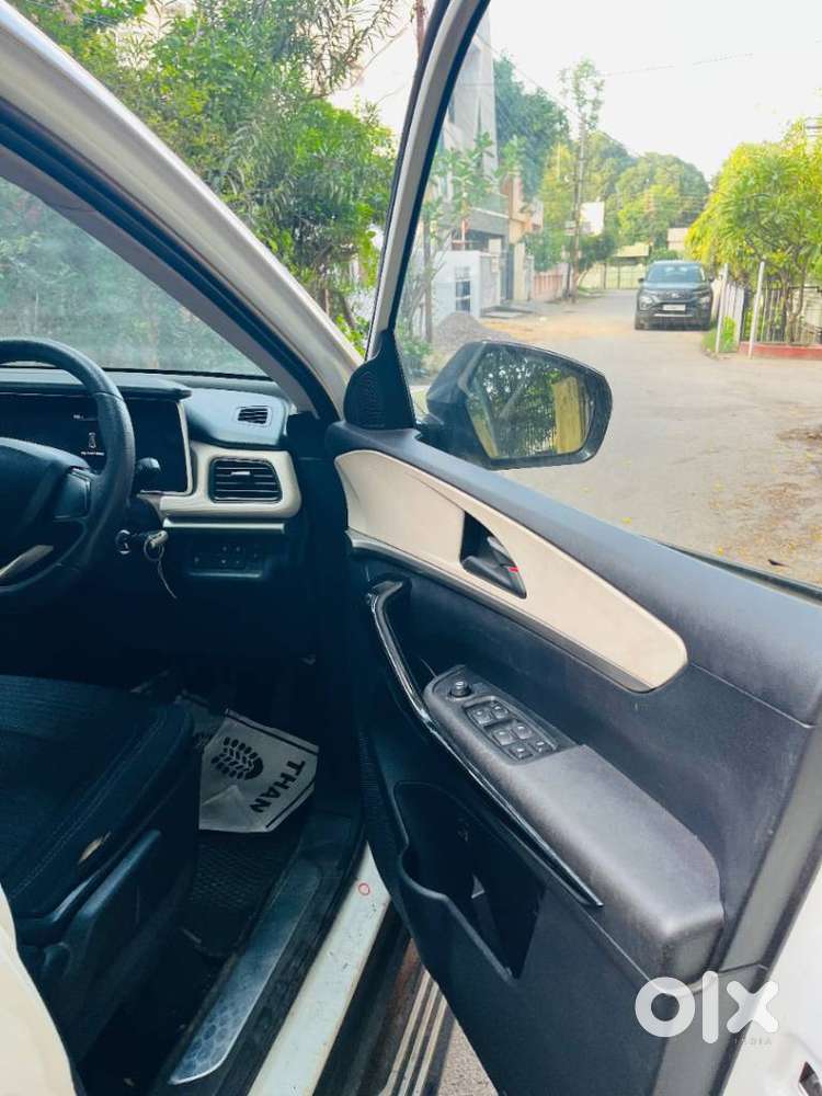 Mahindra Xuv700 2.0 Ax 5 Petrol Mt Str, 2022, Petrol