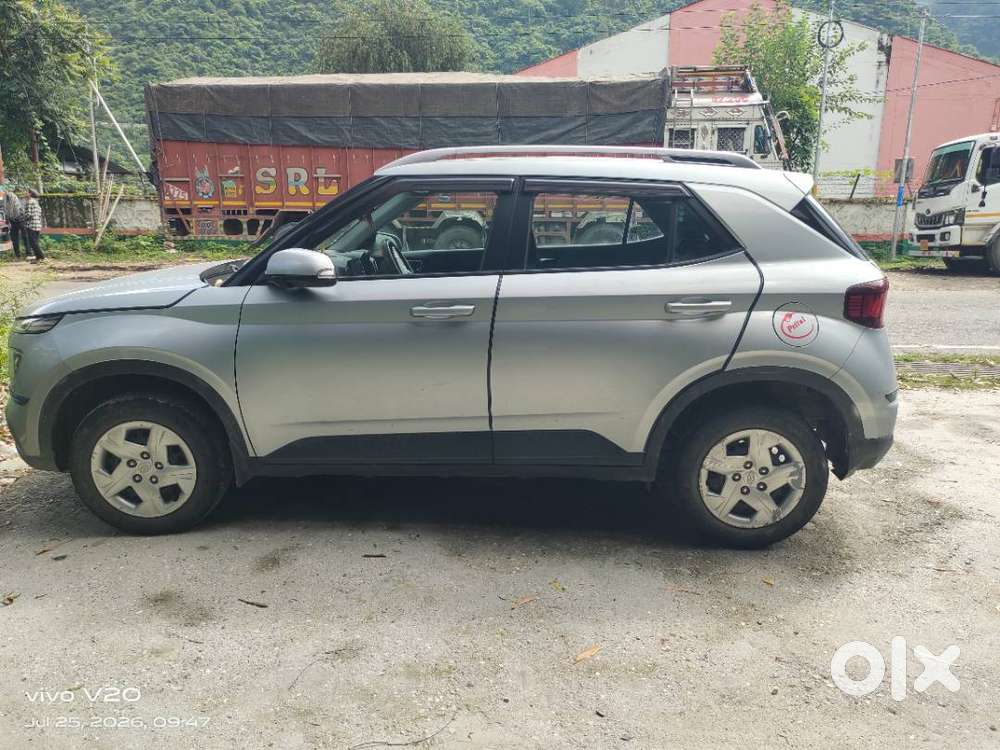 Hyundai Venue 2022 Petrol 23150 Km Driven