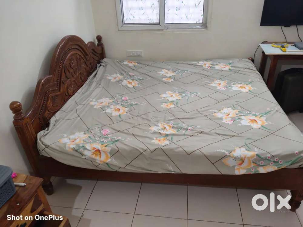 King size wooden cot