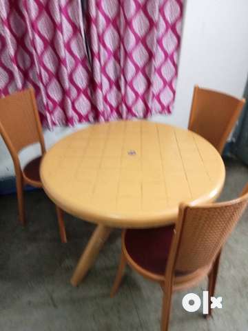 Supreme dining outlet table with chair