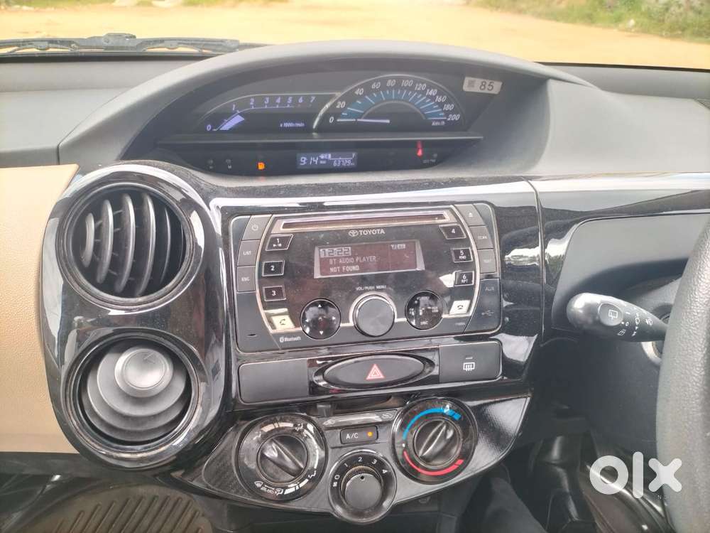 Toyota Etios Liva V Dual Tone, 2017, Petrol