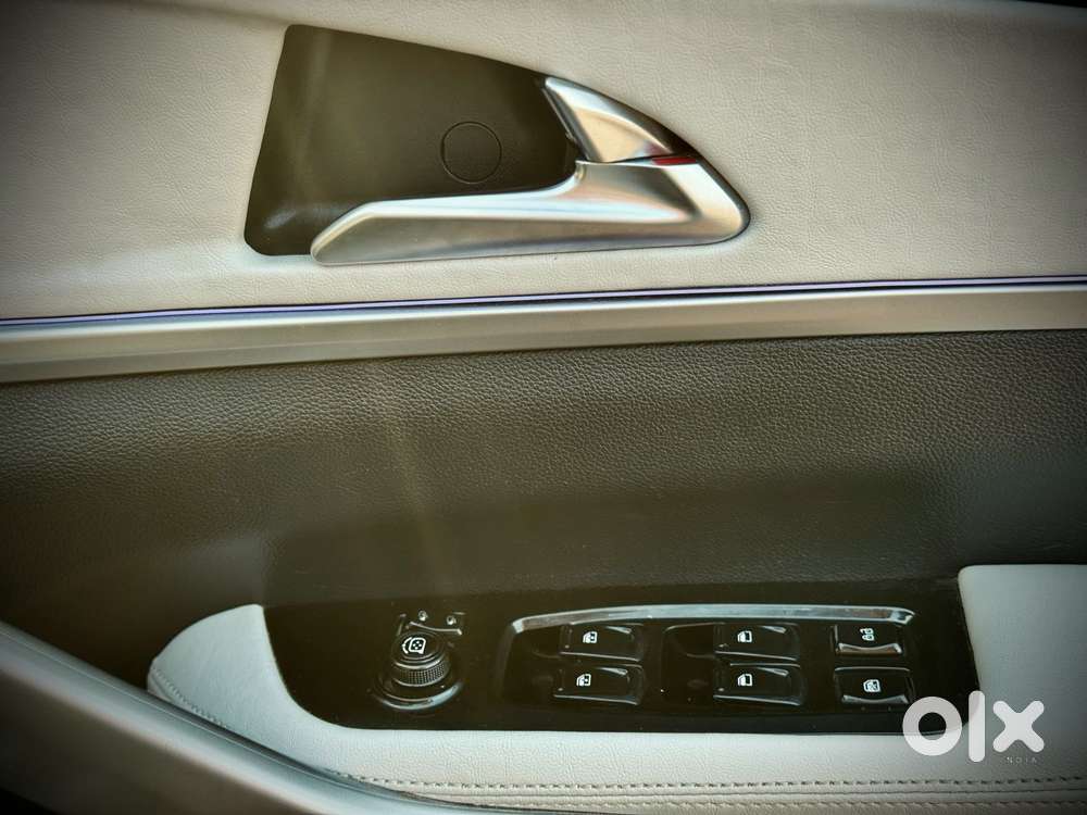 Mahindra Xuv700 2.0 Mx Petrol Mt 5 Str, 2024, Petrol