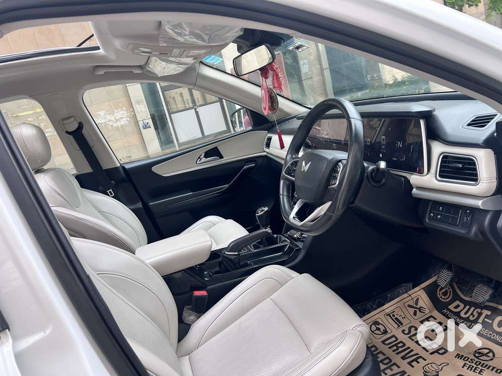 Mahindra Xuv700 2.0 Ax 7 Petrol Mt Str, 2022, Petrol