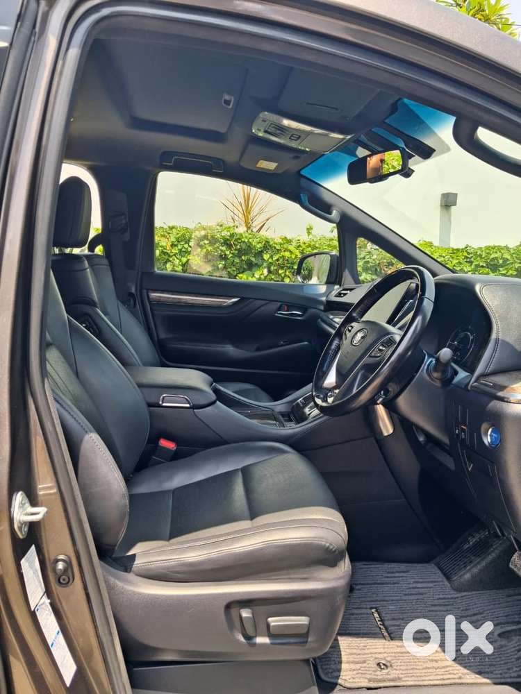 Toyota Vellfire 2.5 Executive Lounge, 2021, Petrol