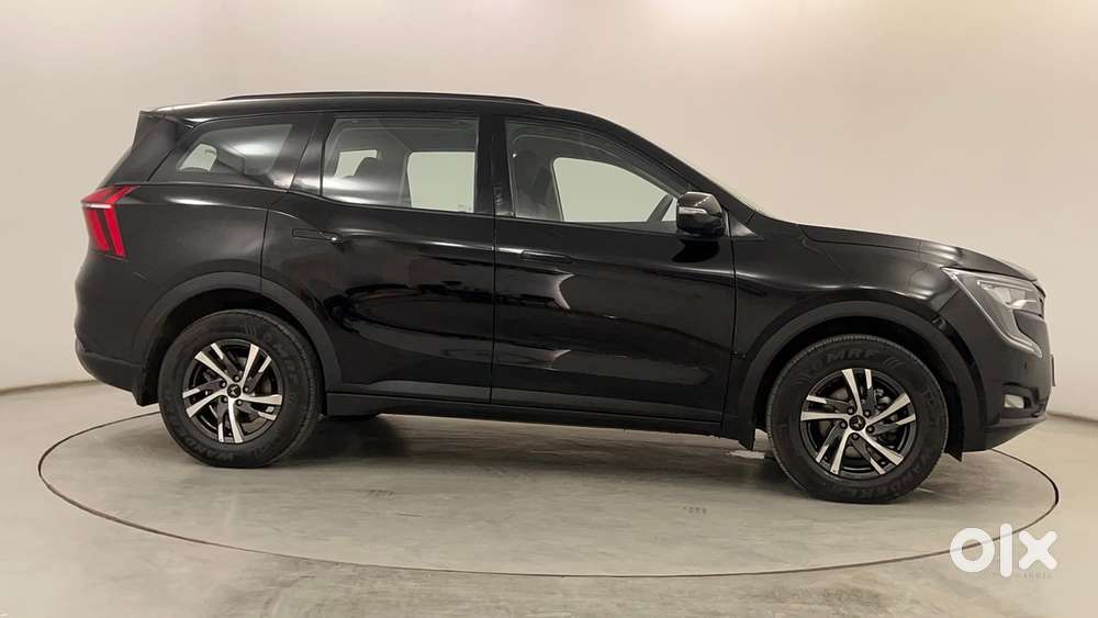 Mahindra Xuv700 2.0 Ax 5 Petrol Mt 7 Str, 2025, Petrol