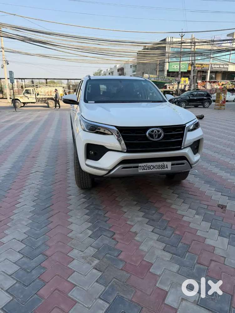 Toyota Fortuner 2.8 Diesel At 4x2  White  Almost New  Single Owner