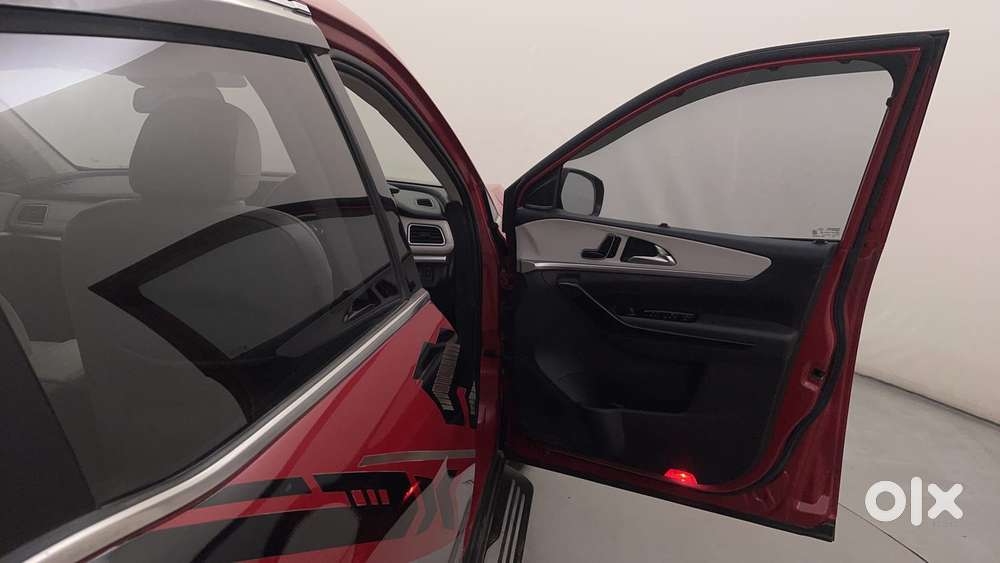 Mahindra Xuv700 2.0 Ax 7 Petrol At Luxury Pack Str, 2021, Petrol