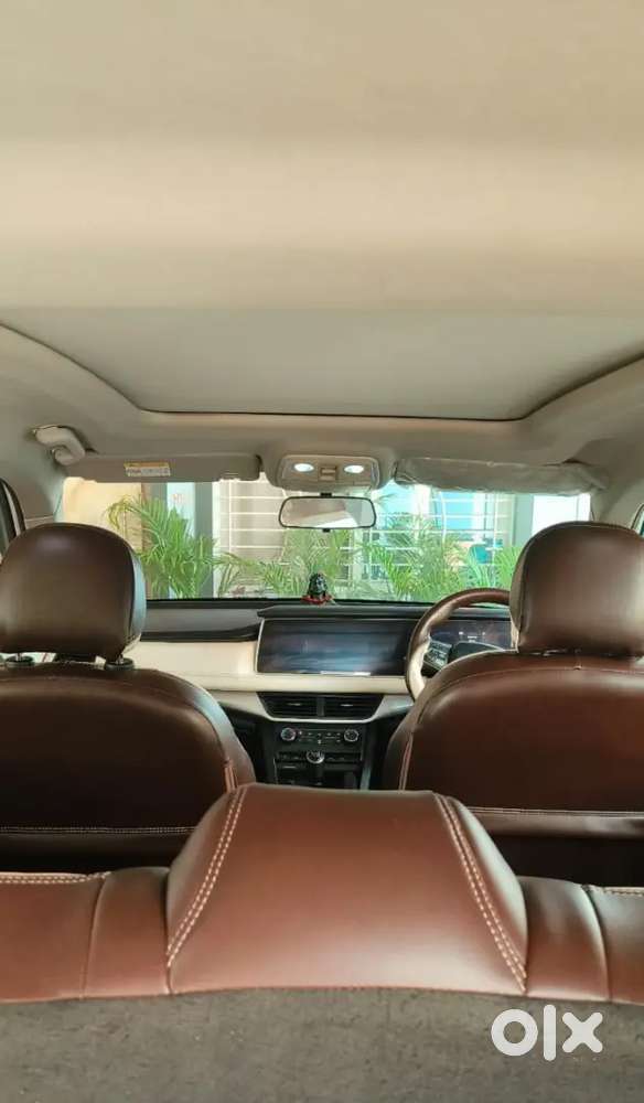 Mahindra Xuv700 Ax5 Petrol Mt 5 Str 2022