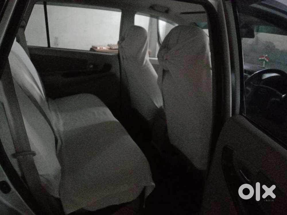 Innova 2.5 V 8 Seater