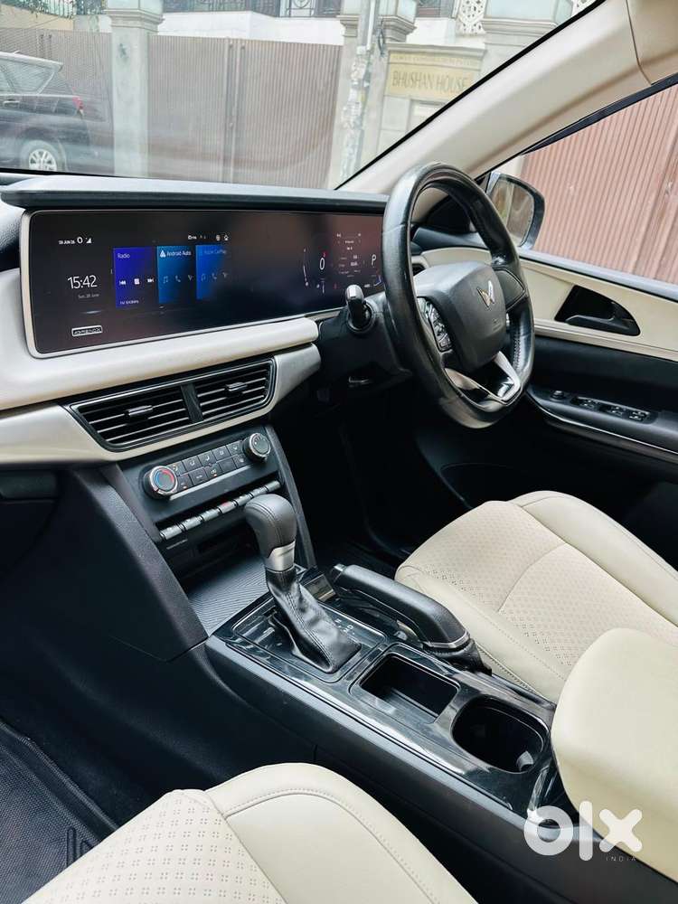 Mahindra Xuv700 2.0 Ax 5 Petrol At Str, 2022, Petrol