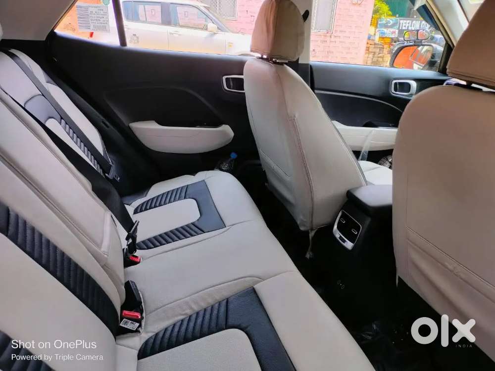 Hyundai New Venues 2023 Petrol 32800 Km Driven