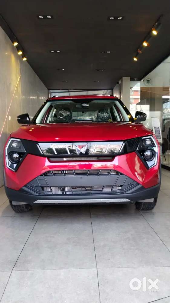 Mahindra Xuv 3xo 2025 Petrol 3100 Km 6 Months