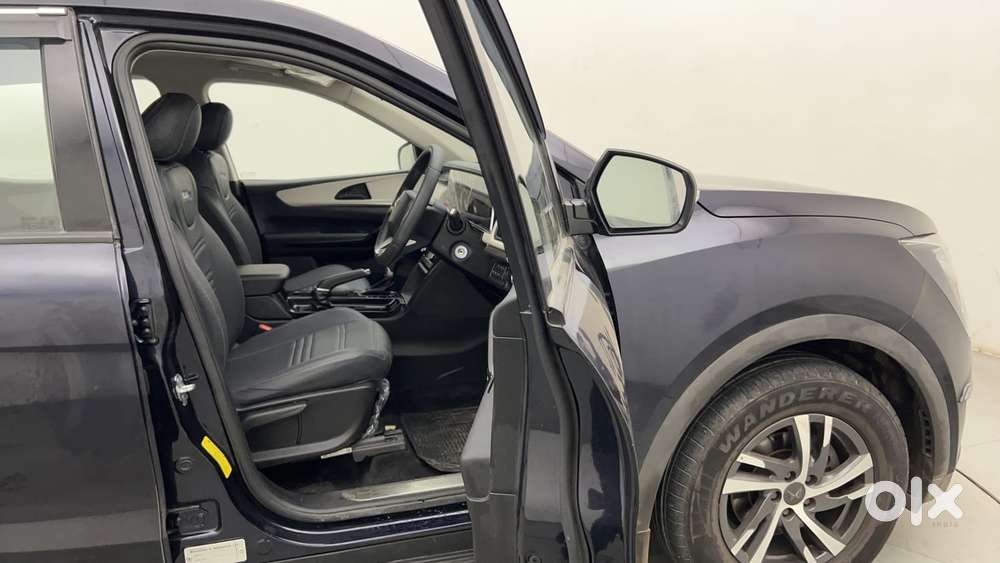 Mahindra Xuv700 2.0 Ax 5 Petrol At Str, 2023, Petrol