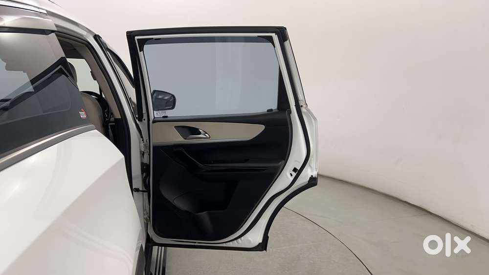 Mahindra Xuv700 2.2 Ax 7 Diesel At Luxury Pack Str, 2023, Diesel