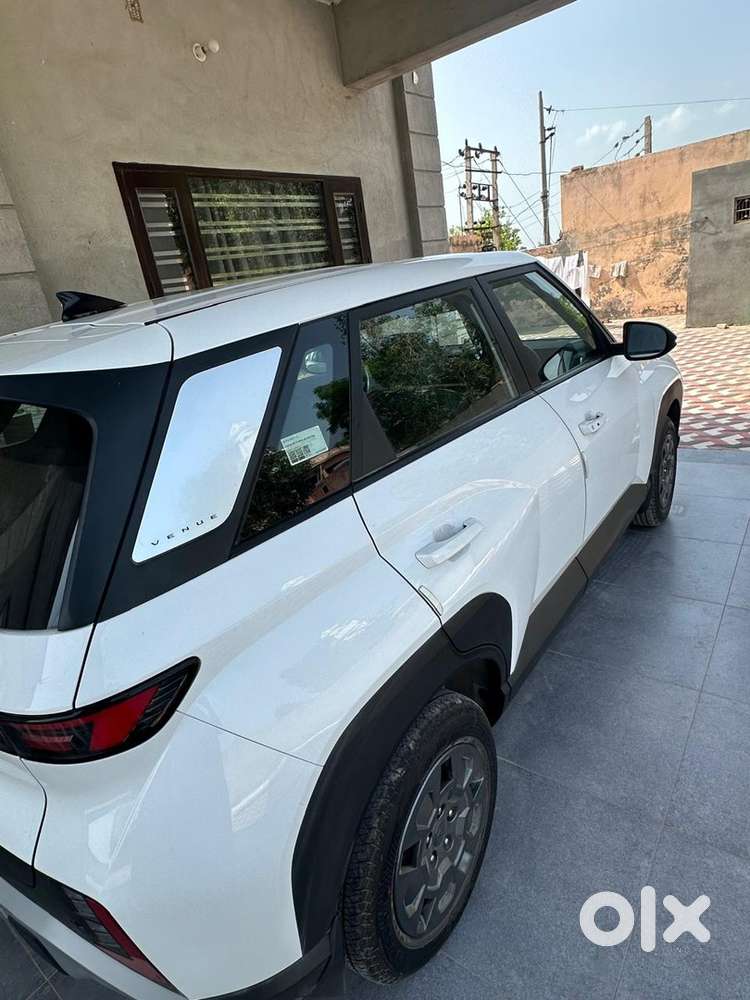 Hyundai Venue 2026 Petrol 5500 Km Driven
