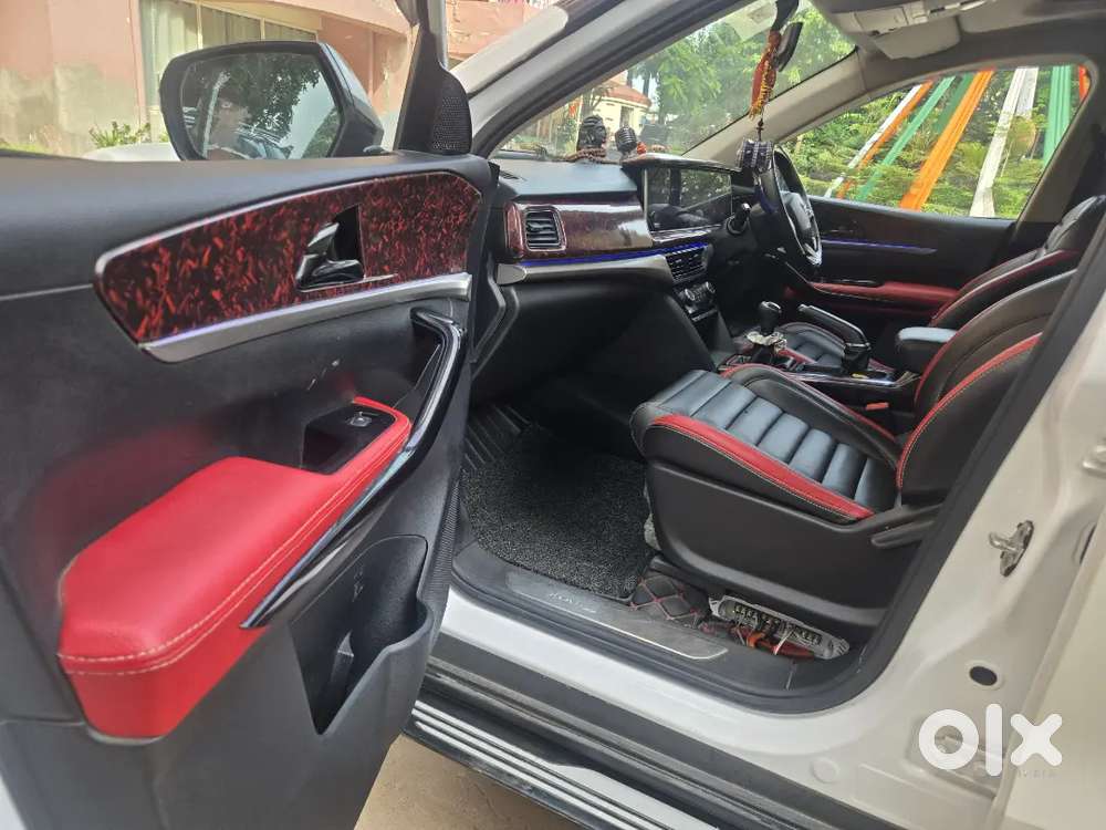 Mahindra Xuv700 Ax5 Petrol Manual 7-seater 2022  ₹3l+ Upgrades
