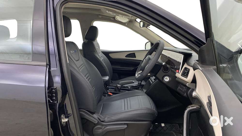 Mahindra Xuv700 2.0 Ax 5 Petrol At Str, 2023, Petrol