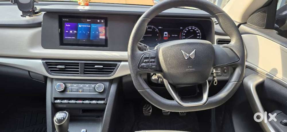 Mahindra Xuv700 2.0 Mx Petrol Mt 5 Str, 2022, Petrol