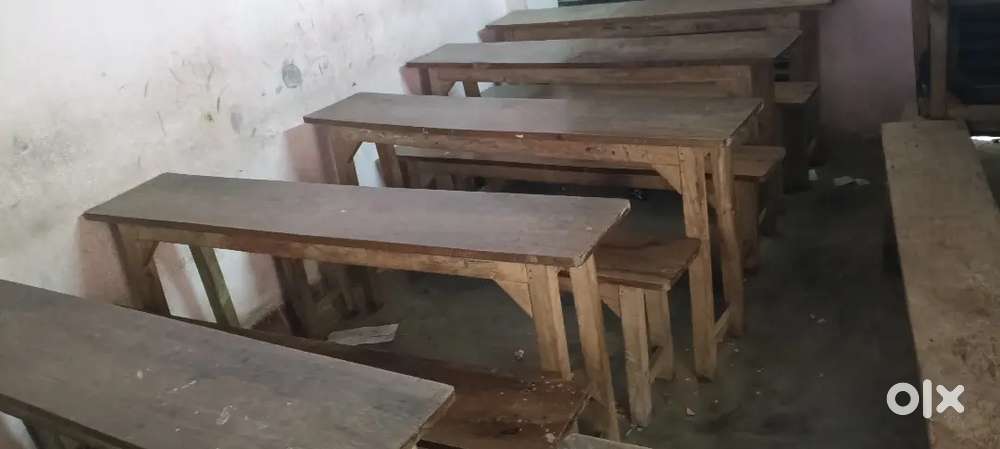 Bench and desk 8 fit ka hai.