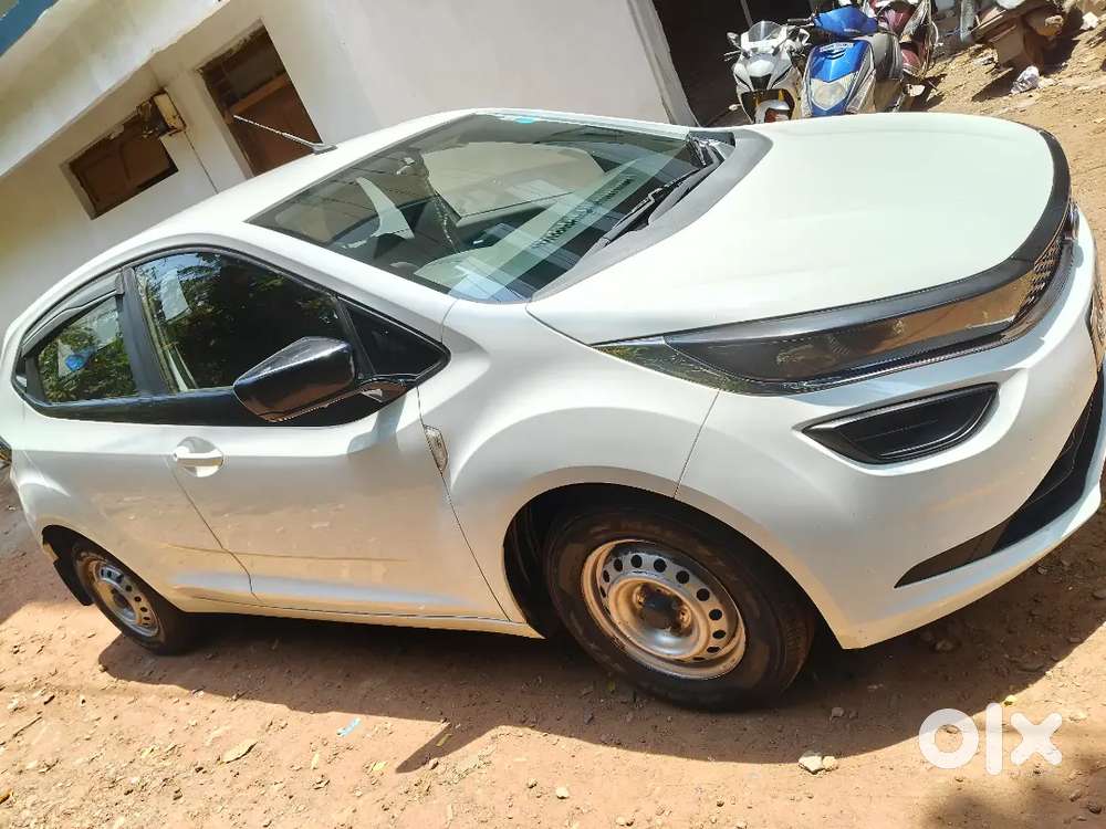 Car Model Name- Tata Altroz Xe 12