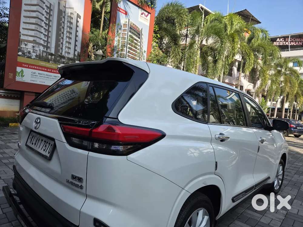 Toyota Innova Hycross