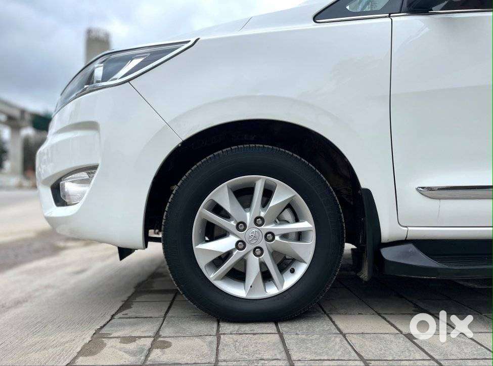 Toyota Innova Crysta 2.4 G Mt 7 Str, 2023, Diesel