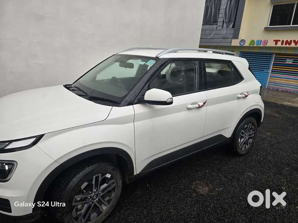 Hyundai Venue 2024 Petrol 6500 Km Driven