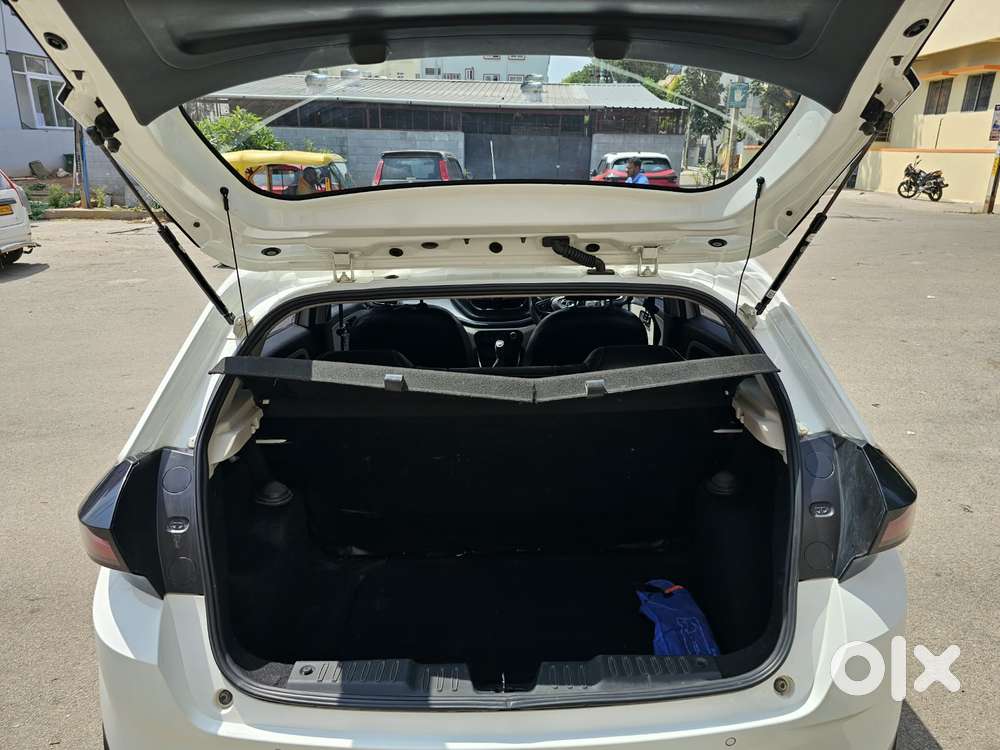 Tata Altroz 1.2 Xm Plus, 2023, Petrol