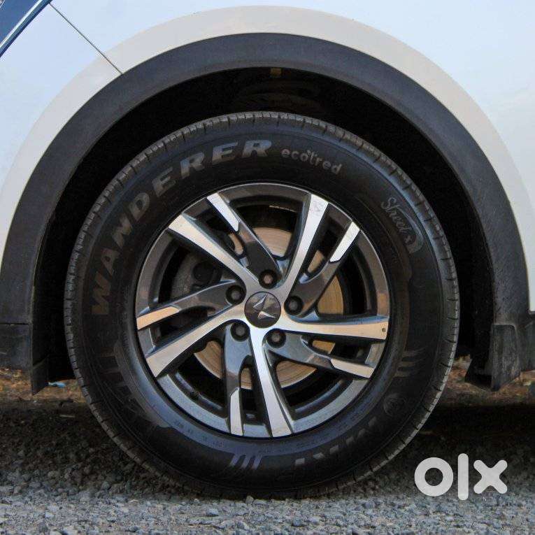 Mahindra Xuv700 2.0 Ax 5 Petrol Mt Str, 2022, Petrol