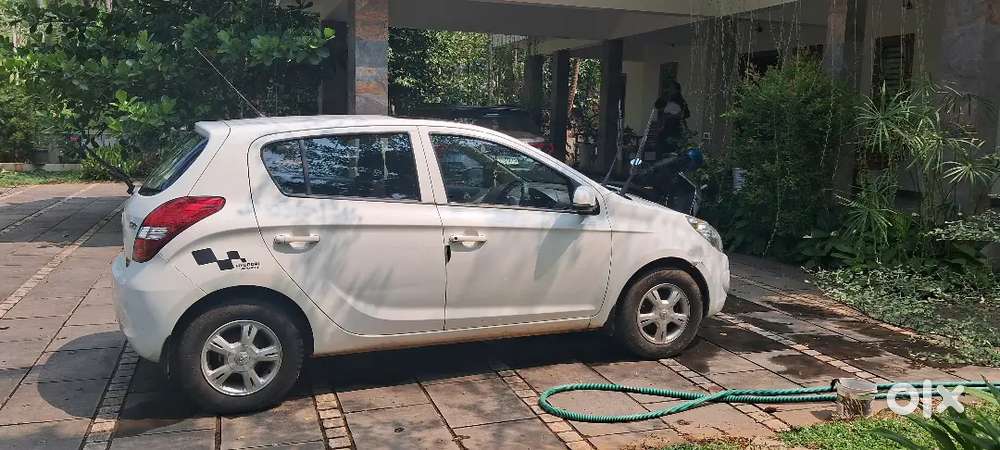 Hyundai I20 Asta Abs With Sunroof 2011