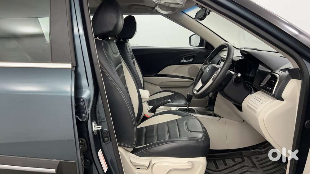 Mahindra Xuv300 1.2 W8 (o) Amt Petrol, 2023, Petrol