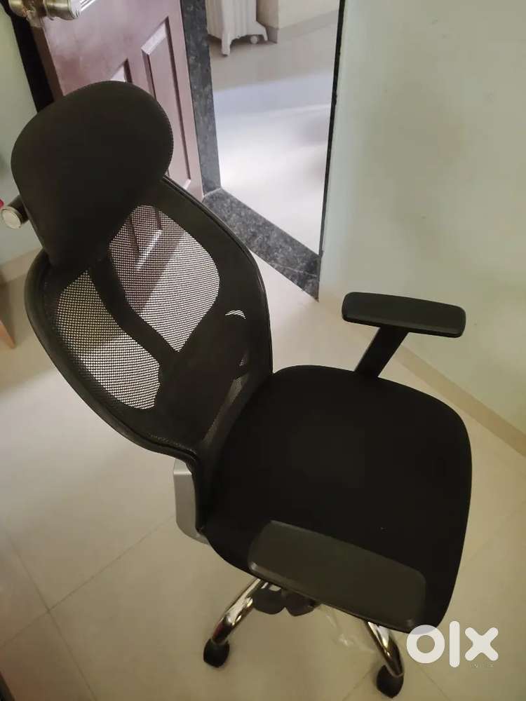 Premium Ergonomic Office Chair Excellent Condition Adjustable Head