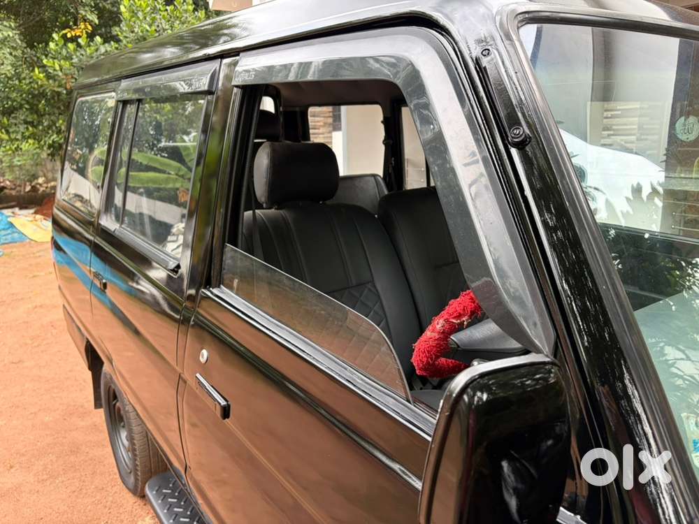 2002 Toyota Qualis Diesel 10 Seater