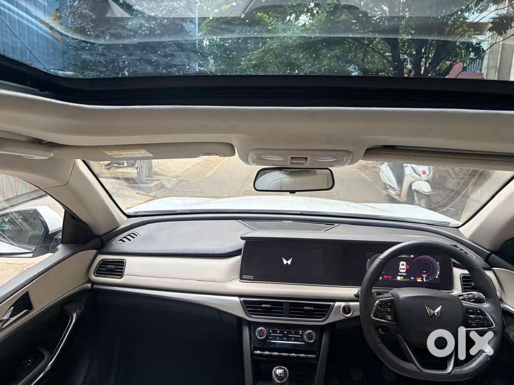 Mahindra Xuv700 2.0 Ax 7 Petrol Mt Str, 2025, Petrol
