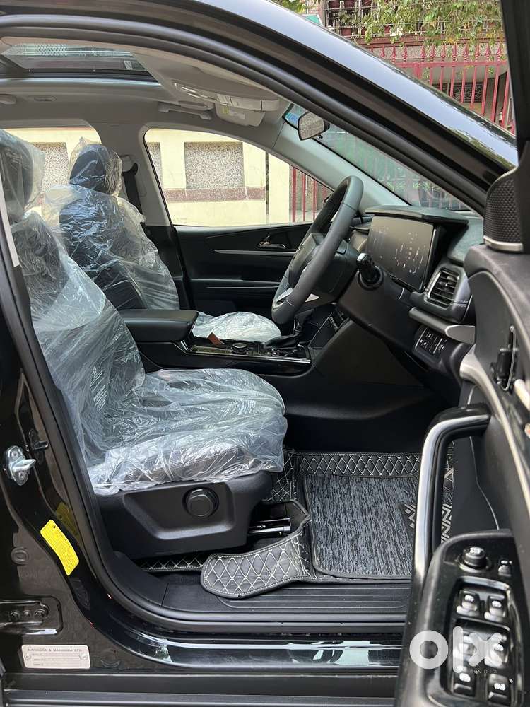 Mahindra Xuv700 2.2 Ax 7 Diesel At Luxury Pack Str, 2025, Petrol