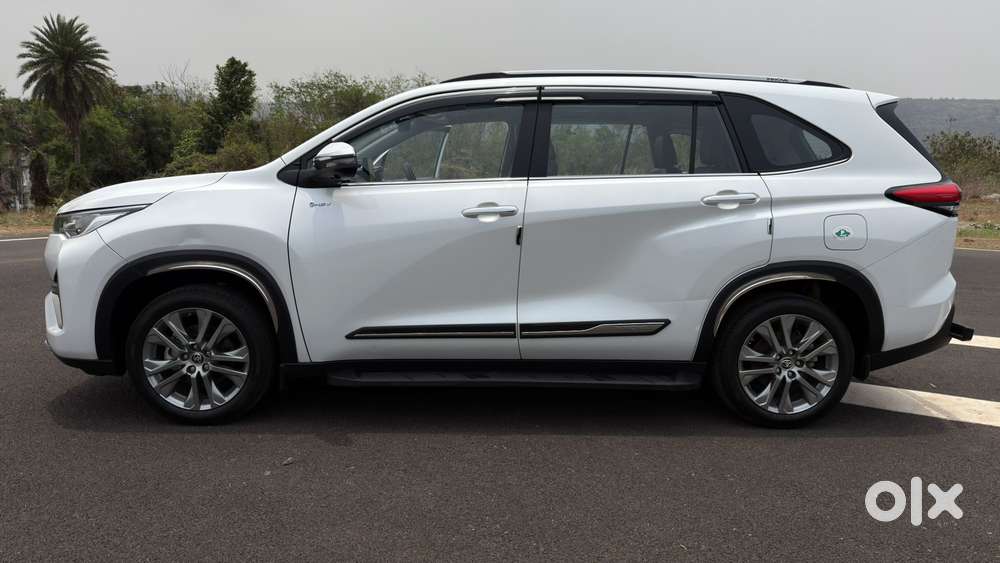 Toyota Innova Hycross 2.0 Zx (o) Hybrid 7 Str, 2025, Petrol