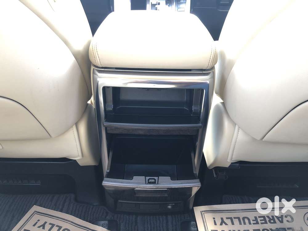 Toyota Vellfire 2.5 Executive Lounge, 2023, Cng & Hybrids