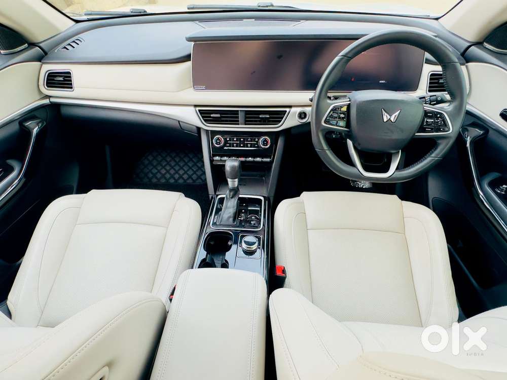 Mahindra Xuv700 2.0 Ax 7 Petrol At Luxury Pack Str, 2023, Petrol