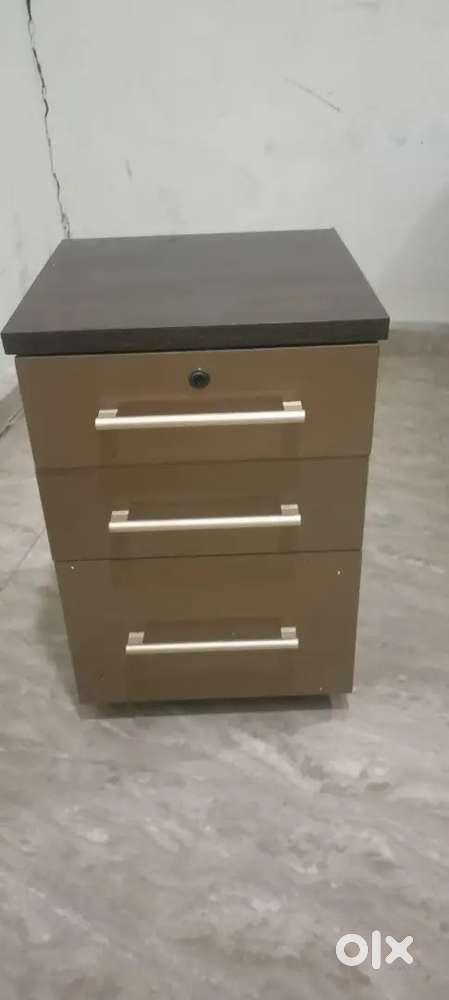 Small counters 2pic 1box chair available 1tool box trolley location Ni