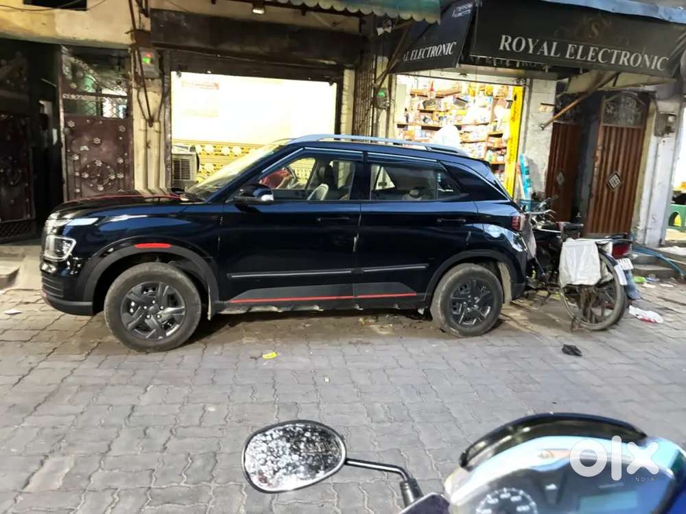 Hyundai Venue 2024 Petrol 8000 Km Driven
