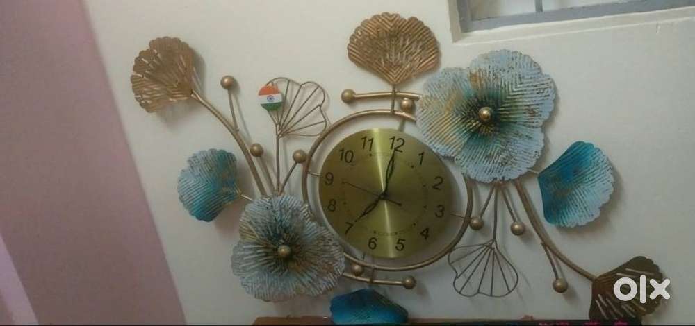 Wall clock, Lamp and office chair