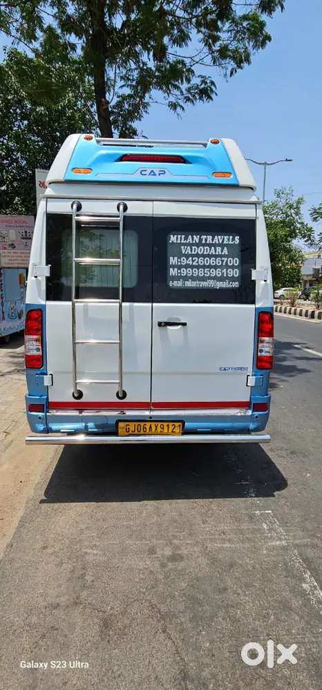Force Moters Tempo Traveller 17 Seat