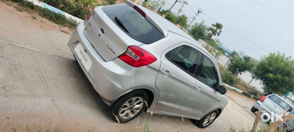 2016 Ford Figo Titanium Petrol (ing - Silver )